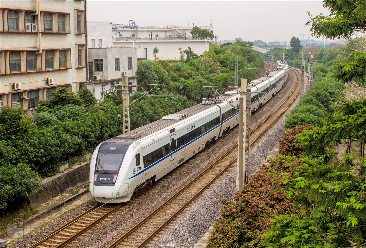 China Railways CRH1A sorozatú EMU indul Xiamenből.