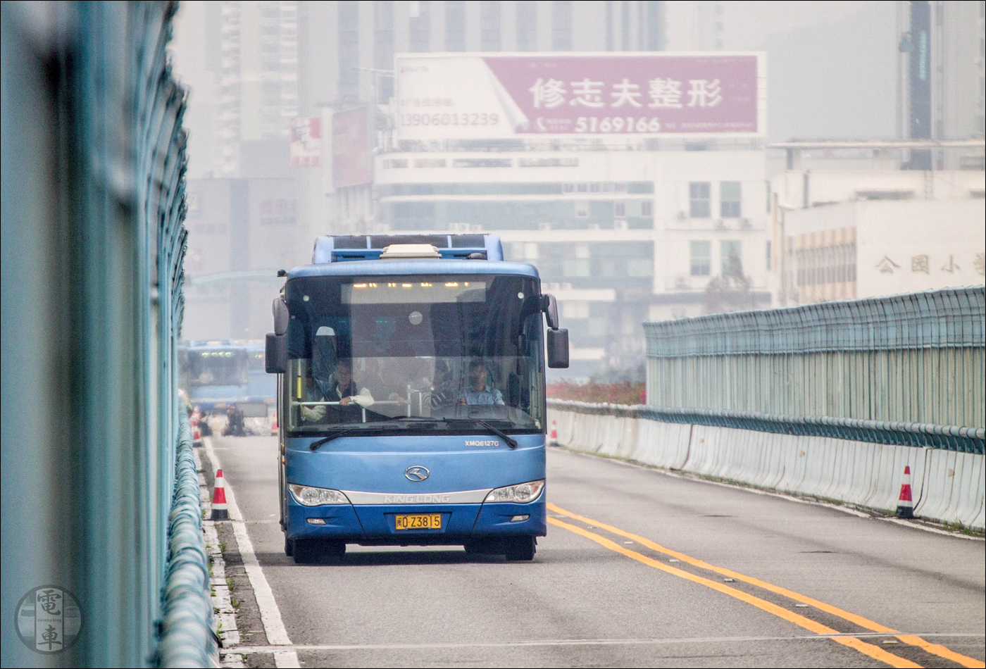 A Xiamenben üzemelő BRT egyik járműve. Jól látható, hogy az úttesten a buszon kívül semmilyen más jármű nem bukkan fel.