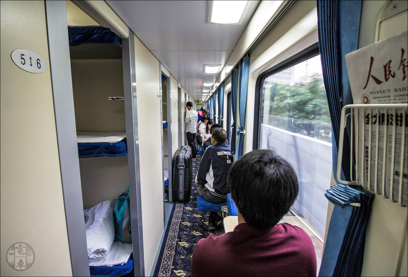 China Railways YW25T sorozatú, másodosztályú fekvőhelyeket tartalmazó személykocsi utastere.