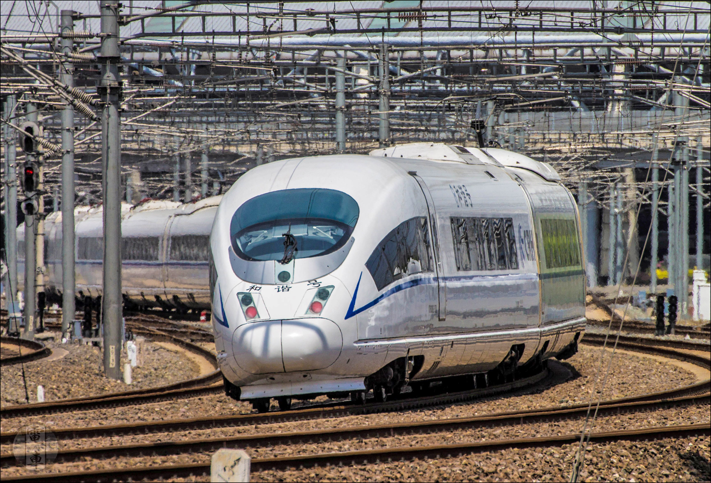16 részes, China Railways CRH380BL kanyarodik (ívelődik?) be Peking – Déli pályaudvarra.
