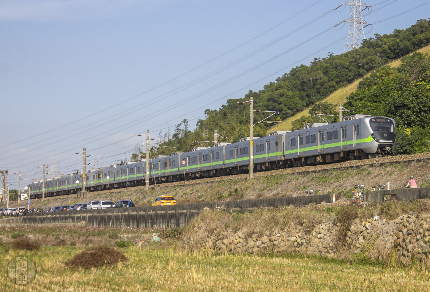 EMU900-as sorozatú motorvonat Taichung külkerületében.