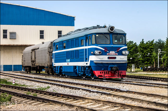 Beijing 3000-es sorozatú dízel-hidraulikus mozdony a Kínai Vasúti Múzeum udvarán.