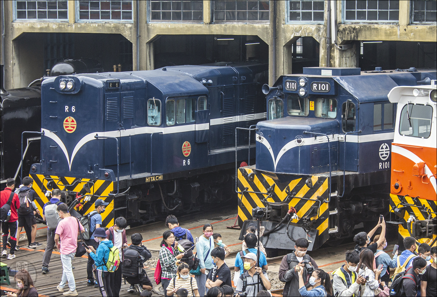 TRA R0 és R100-as sorozatú mozdonyok.