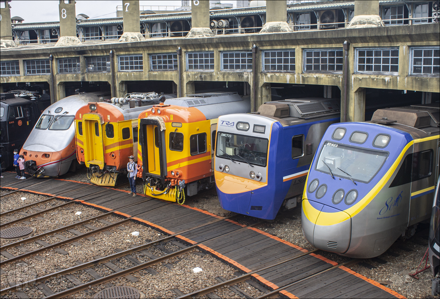 Egy csoda folytán nekem is sikerült megörökíteni a múlt és a jelen villamos motorvonatait anélkül, hogy valaki élőzne valamelyik villamos csatlakozóval. A képen balról jobbra haladva a már említett E1000-es sorozatú mozdonyt, majd Tajvan első villamos motorvonat-sorozatának képviselőjét, az EMU100-as sorozatot, majd az EMU300-as, EMU700-as és EMU800-as sorozatot láthatjuk.