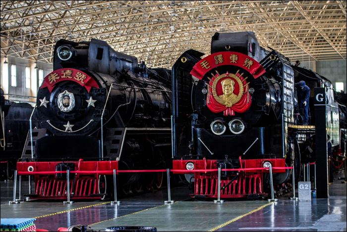 China Railways JF1-1191 (bal) és JF1-304 (jobb) jelű gőzmozdonyok a Kínai Vasúti Múzeumban.