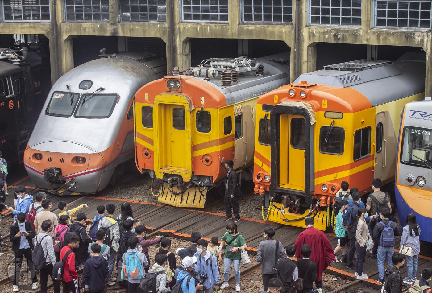 E1000-es, EMU100-as és EMU300-as sorozatú motorvonatok. A tajvani nagysebességű vasút elkészülte előtt e járművek jelentették a leggyorsabb összeköttetést Tajvan nagyvárosai között.