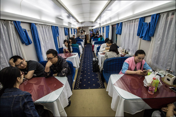 China Railways CA25G sorozatú étkezőkocsi utastere.