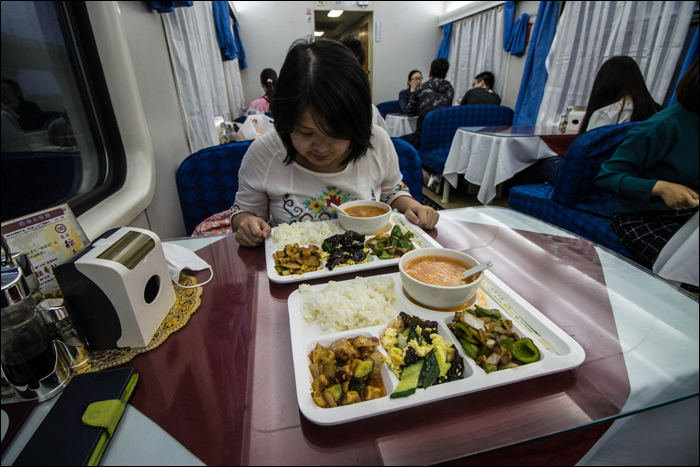 Gourmet ételkülönlegességek a Kínai Vasúttársaság K27-es vonatszámú, Dandong felé tartó járatán.