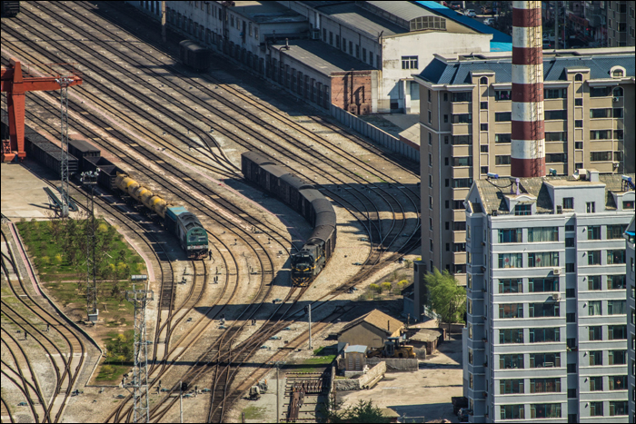 China Railways ND5-II sorozatú dízelmozdony Dandong teherpályaudvarán.