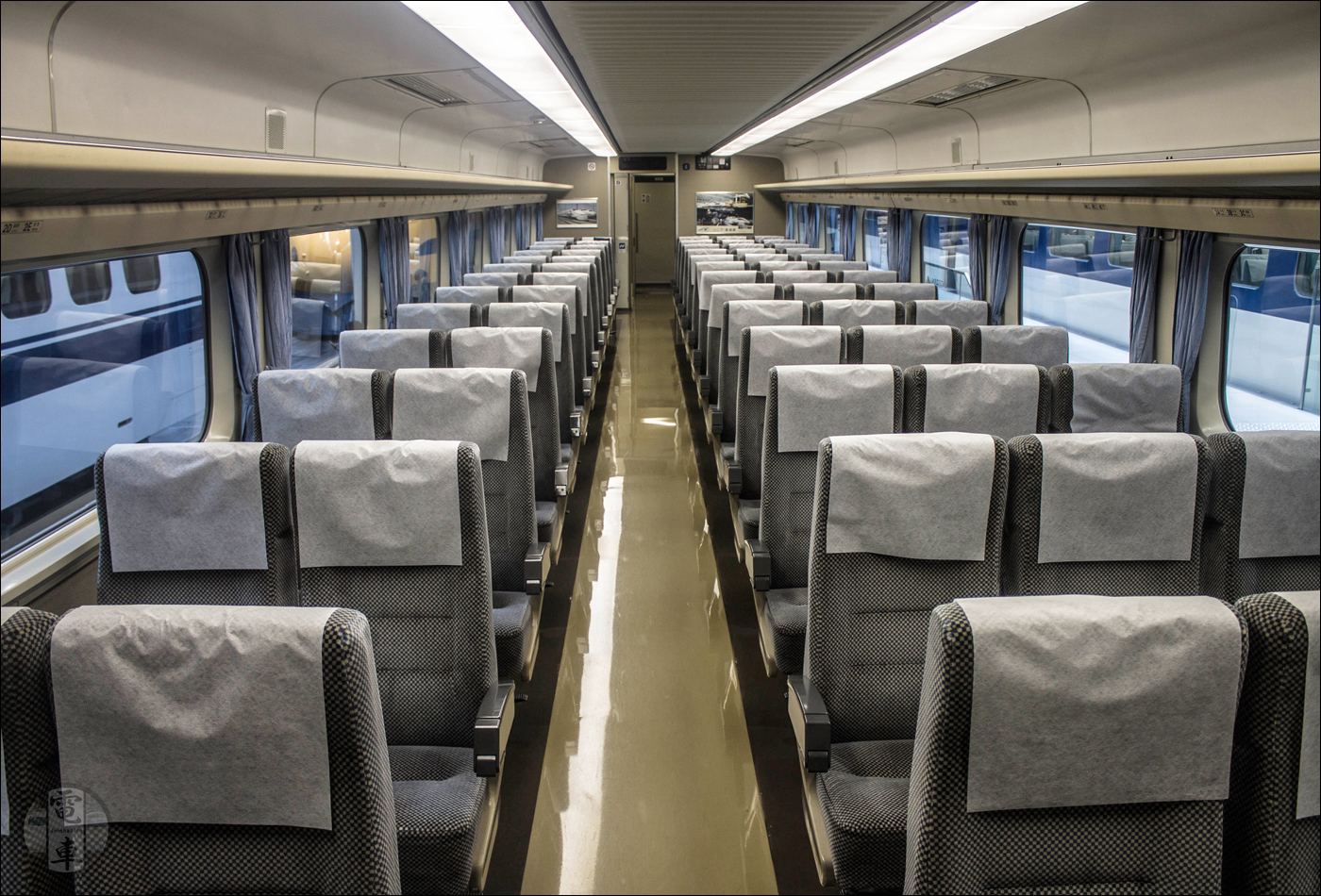 Egy 100-as sorozatú shinkansen másodosztályú utastere.