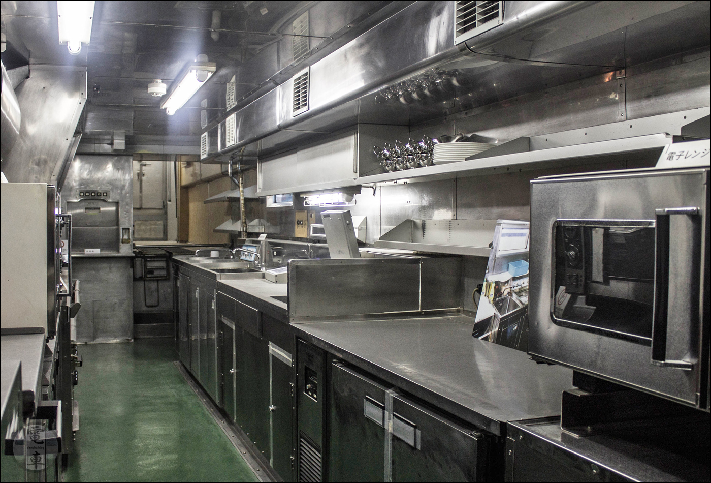 A kétszintes kocsi alsó részén, az étkező alatt kapott helyet a konyha, mely akár egy kisebb étteremnek is a becsületére válna.