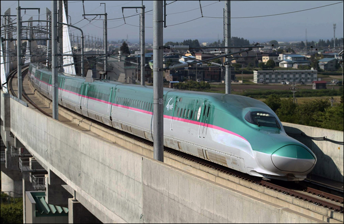 JR East E5-ös sorozatú shinkansen halad Shichinohe-Towada és Shin-Aomori között, Aomori városának határában.