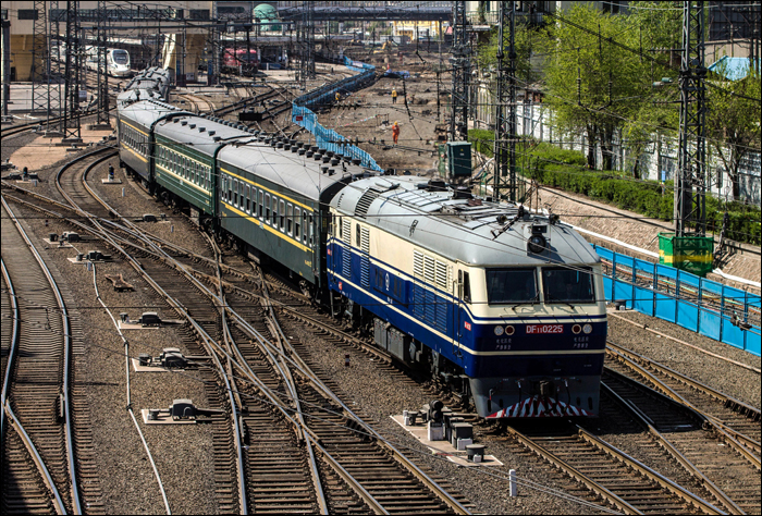 China Railways DF 11-es (东风11型, dōngfēng 11 xíng) sorozatú dízelmozdony indul Harbinból Qiqihar felé.