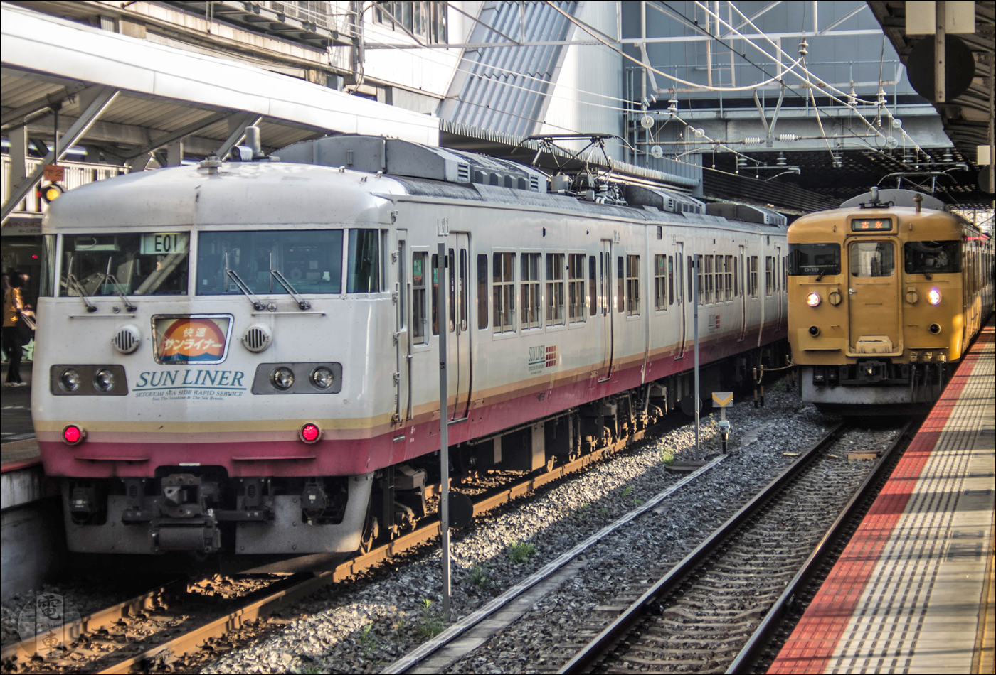 JR West 117-es sorozatú „Sun Liner” és egy 115-ös sorozatú személyvonat Okayama állomásán. A képen is látható, 4 kocsiból álló, E01 jelű motorvonatot 2015. szeptember 14-én, négy hónappal a kép készülte után törölték az állagból.