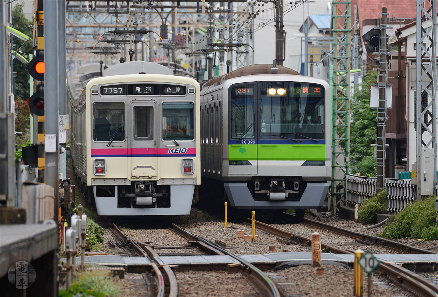 Keio 7000-es sorozat és Toei 10-300-as sorozat a Keio vonalán található Shimo-Takaido állomás közelében.