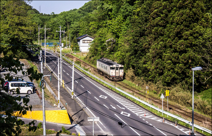 KiHa 47-1000-es sorozatú motorkocsi halad a Kishin vonalon Mimasaka-Oiwake állomás közelében.