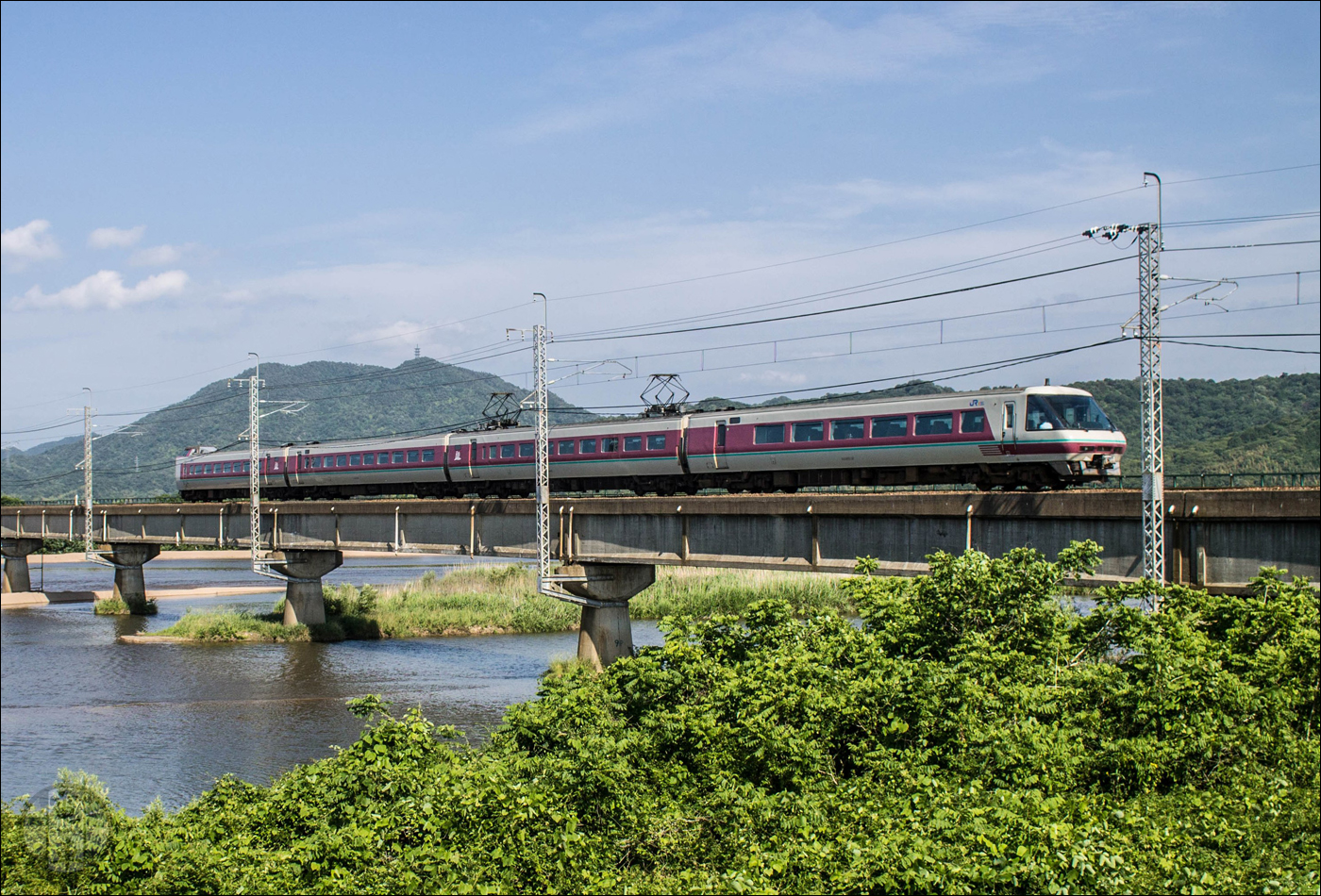 JR West 381-es sorozatú motorvonat egy KuRo 380-as sorozatú vezérlő-/panorámakocsival Izumoshi közelében. A JR Central egykori járműveiben 1988, a JR West-féle motorvonatokban pedig 1989 óta találkozhatunk az első osztály utasainak frontális kilátást is biztosító panorámakocsival.