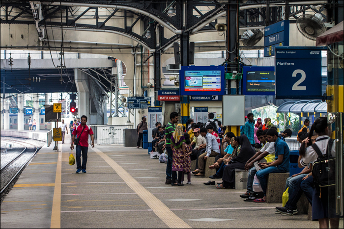 Utasok várakoznak a régi Kuala Lumpur állomás peronján 2016-ban. Két évvel később a felújítási munkálatok idejére e két vágányt kizárták a forgalomból.