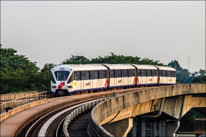 Egy Bombardier Innovia Metro 200-as sorozatú jármű Pasar Seni megálló közelében. A korábban Putra-LRT üzemeltetésű járművek relatíve kevés fejlesztésen estek át az évek során, a kapaszkodók mellett csupán a színterv változott, miután a Prasarana Malaysia által létrehozott Rapid Rail 2003-ban átvette az adósságba süllyedt korábbi tulajdonos helyét.