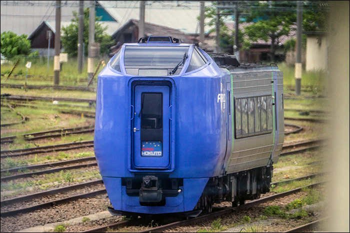 JR Hokkaido KiHa 281-as sorozatú DMU vezérlőkocsija Hakodate pályaudvarán 2015 júniusában.