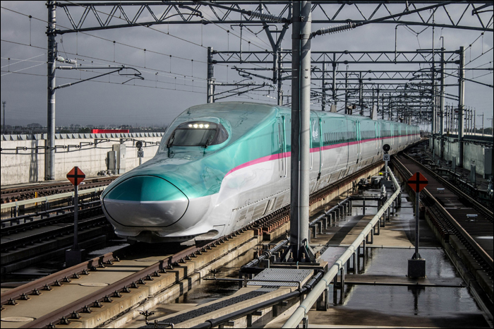 JR East E5-ös sorozatú shinkansen érkezik Shin-Aomori állomásra Okutsugaru-Imabetsu felől.