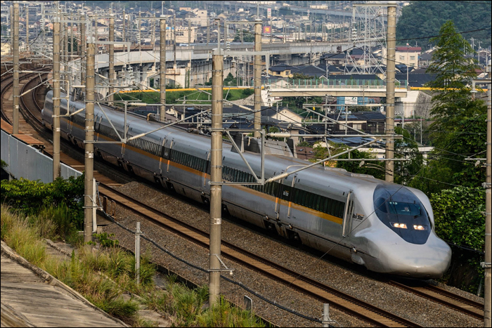A JR West üzemeltetésű „Hikari Rail Star” festésű 700-as sorozatú motorvonatok egyike.