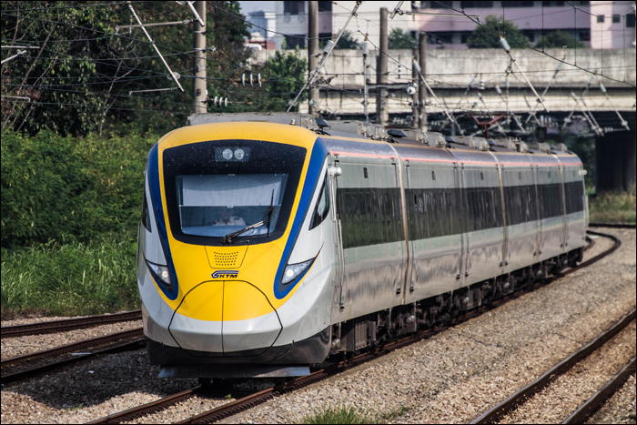 KTMB Class 93-as sorozatú EMU halad Bandar Tasik Selatan állomás közelében Kuala Lumpur felé.