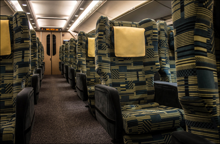 E4-es sorozatú shinkansen „Green Class”, első osztályú ülőhelyei.