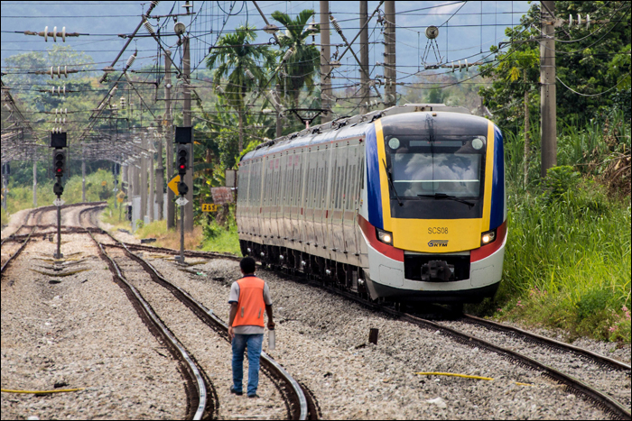 KTMB Class 92-es sorozatú elővárosi vonat érkezik Rawang állomásra, háttérben pedig az UEM Construction által felújított pálya.