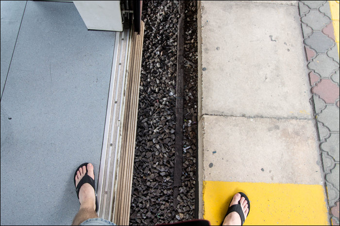 Kisebb méretű/figyelmetlen utasok megtréfálására szolgáló „feature” Rawang állomásán.