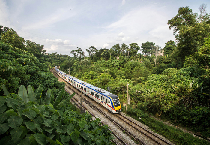 KTMB Class 92-es sorozatú EMU Halad Kepong Sentral és Sungai Buloh megállók között.