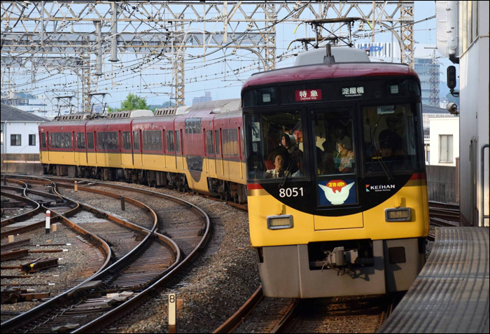 A „Premium Car” szolgáltatást nyújtó egyik Demachiyanagi – Yodoyabashi viszonylatú egyik 8000-es sorozatú gyorsvonati motorvonat érkezik Kayashima állomásra.