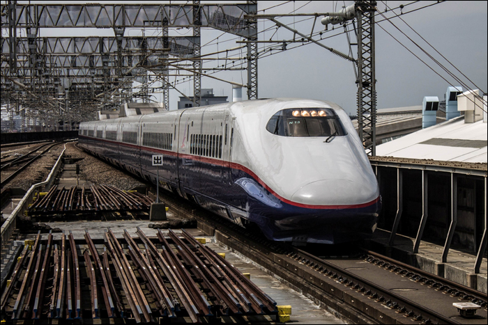 8 kocsiból álló, N alsorozatú E2-es sorozatú shinkansen érkezik Omiya állomásra 2015 júniusában.