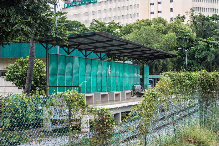 A 2012-ben felújított Sembulan / Sekretariat megálló, mely némileg közelebb hozta Kota Kinabalu belvárosát a vasúthoz, az állomást érintő napi másfél pár járat okán azonban különösebb tolongásra itt sem érdemes számítani.