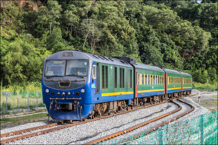 A CSR Ziyang CKD7F sorozatának egyik „unokája” a malajziai Sabah State Railways számára készült SDD12-es járművek csupán egy vezetőállással rendelkeznek, ám a mozdonyhoz gyártott vezérlőkocsi segítségével a szerelvény gyakorlatilag motorvonatként működik.