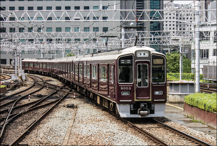 Hankyu 9000-es sorozatú motorvonat érkezik Umeda állomásra.