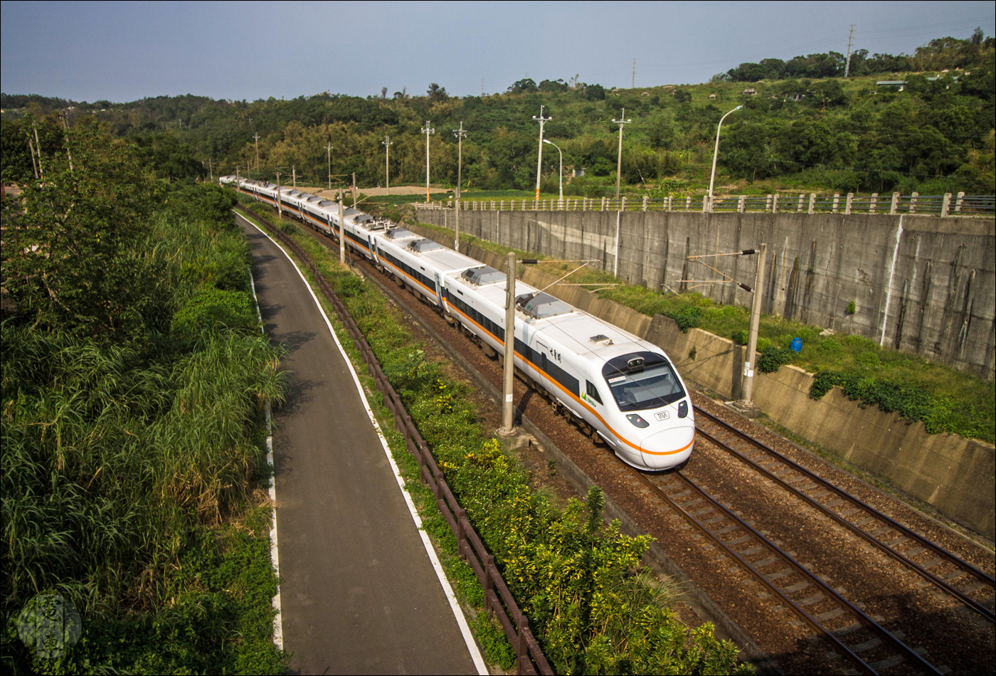 Ezen a megismételhetetlen felvételen az egyik TEMU1000-es sorozatú motorvonatot láthatjuk a Changhua – Taichung – Zhunan viszonylatú „Mountain Line”-on. A típus 2016 óta csak a Changhua – Dajia – Zhunan viszonylatú „Coast Line”-on közlekedik a napi egy pár, Yuanlin és Hualien közt közlekedő, 285/7 sz.-ú „Taroko Express”-ként.