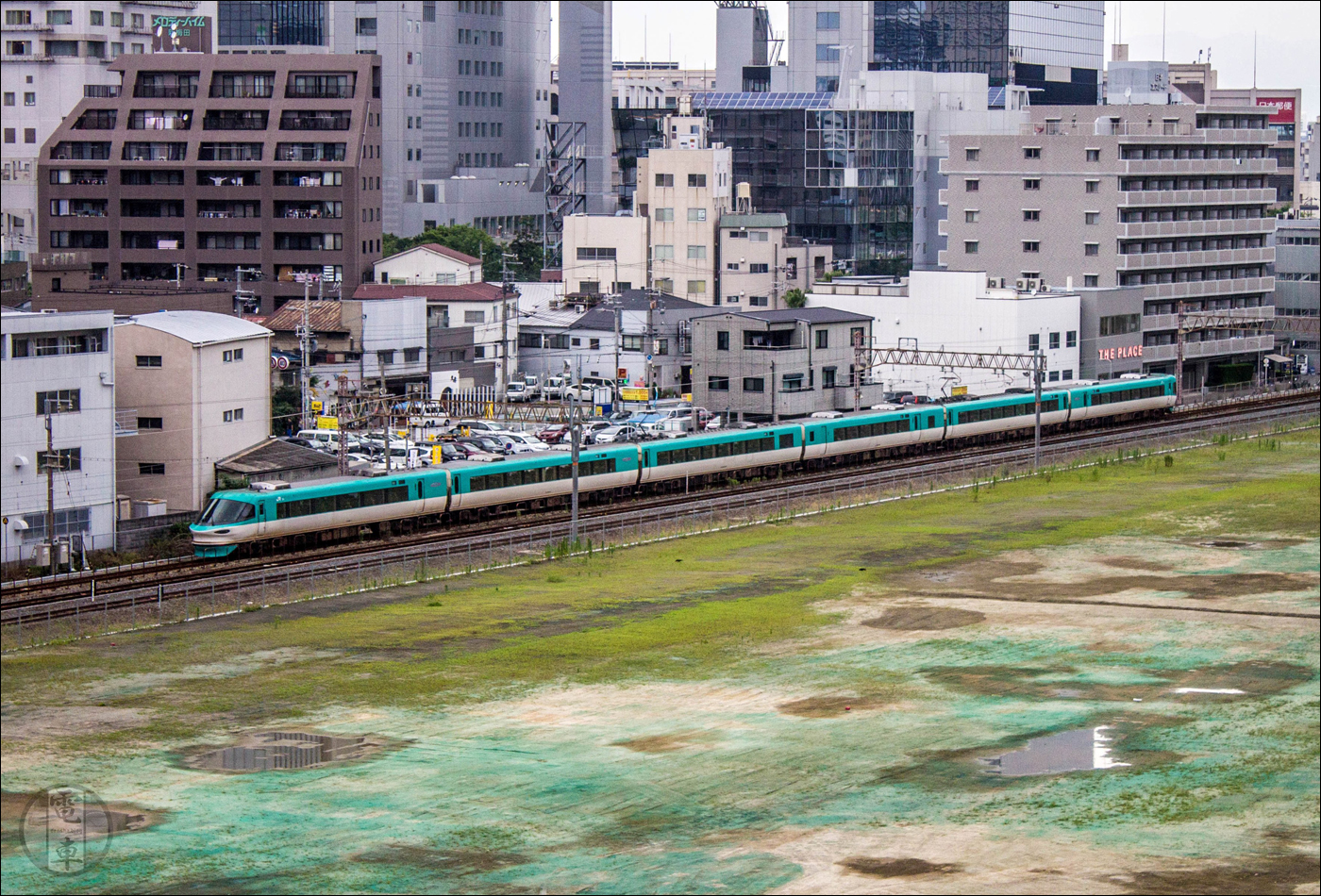 JR West 283-as sorozatú „Ocean Arrow” motorvonat az Umeda összekötő vonalon még 2015-ben. Jól látható, hogy itt még nincs sok nyoma bármilyen fejlesztésnek.