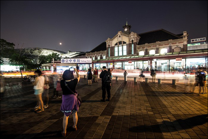 Az érdeklődők utoljára 2016. október 15-én fotózhatták a régi taichungi állomás épületét. Maga az állomás 111, míg az épület 99 év után int búcsút az utasainak és adja át a stafétát az október 16-tól megnyitott új épületnek, mely 2018-tól a Taichung MRT egyik állomásaként is szolgálni fog.