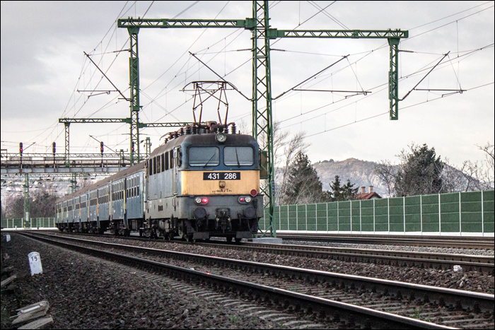 匈牙利鐵路中最常見的機車，用原西歐設計來製造的機車是431形與現代化的432 / 433形（這3形都是舊V43形）電力機車。它們全部都已 30多嵗。