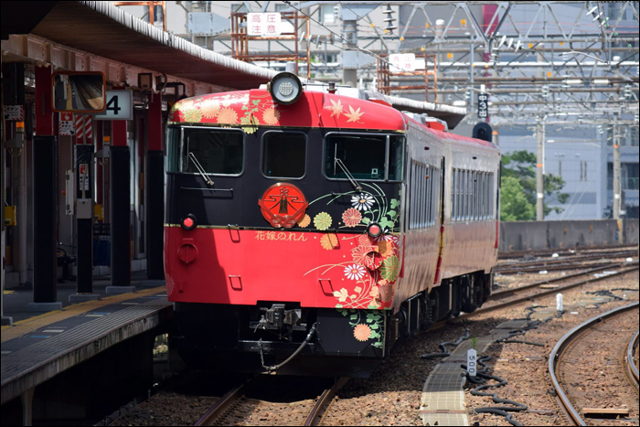 Egy KiHa 48-as sorozatú DMU által kiszolgált „Hanayome Noren” kiándulóvonat Kanazawa állomáson.