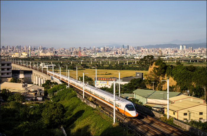 THSR (Taiwan High-Speed Railway) 700T sorozatú nagysebességű EMU halad Taichung és Changhua között Taipei felé.