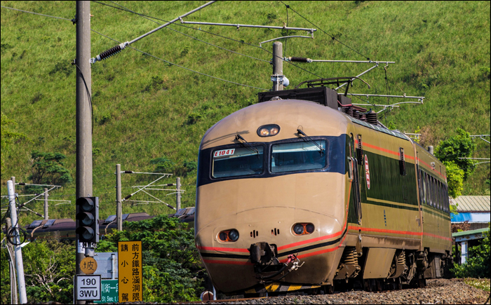 A japán Tobu vasúttársaság egyik 100-as sorozatú járművének festésével közlekedő TRA E1000-es sorozatú PP vonat halad Qingshui közelében.