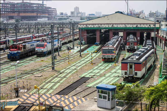 Korail járművek a daegui kocsiszínben, bal oldalon egy 7300 / 7400-as sorozatú dízelmozdony (EMD GT26CW-2), melyet egy 8200-as sorozatú villamos mozdony (Siemens ES64F) követ, jobb oldalon pedig egy csoport 9000-es sorozatú RDC (Refurbished Diesel Car) dízel motorvonati kocsit láthatunk.