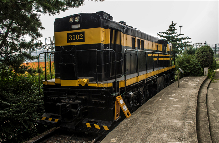 Az (elvileg) utolsó megmenekült koreai ALCO RS8 az 1963-ban alapított KNR (Korean National Railroad) alapítása után vette fel a kor járműveire jellemző kék-sárga festést (ld. link fentebb), mely az eredeti, narancs-fekete festést váltotta. A múzeumban kiállított példány így közel az eredeti színtervet viseli.