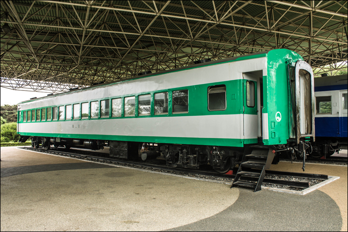 1965-ös, Incheon Vasművek gyártmányú, 13000-es sorozatú, 21 méter hosszú, 72 ülőhelyes „Tongil” gyorsvonati kocsi, mely az 50kg/fm-es sínszálak és a brit Pandrol rendszerű sínleerősítések megjelenésével immár akár 120km/h-s utazósebességet is lehetővé tett.