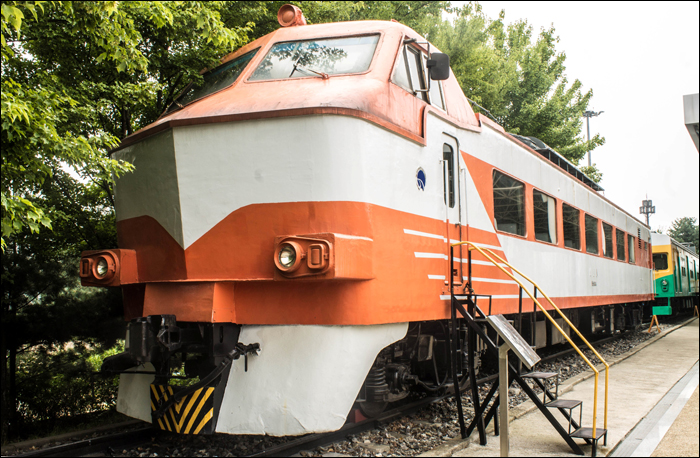 Az egyetlen fennmaradt 9900-as sorozatú jármű 9904-es számú vezérlőkocsija 2001. augusztusa óta várja az uiwangi vasúti múzeum látógatóit.