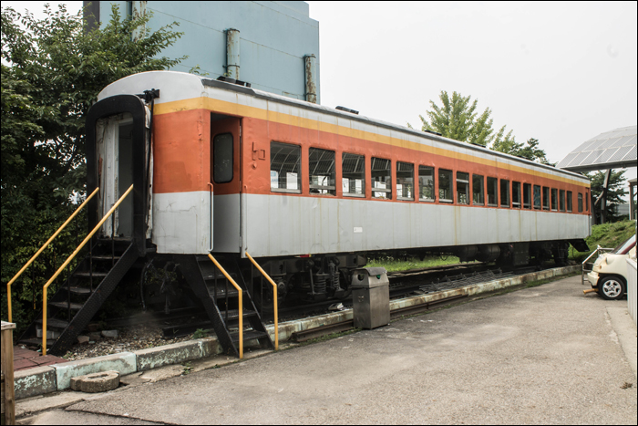 Az 1980-as évek elején a tajvani Tang Eng Iron Works szintén szállított néhány, „Mugunghwa” járatokba szánt személykocsit, melyek eredetileg a JNR-hez hasonló, krémszínű alapon bordó sávozást viseltek, a képen is látható festést csak később, az 1990-es évek során kapták.