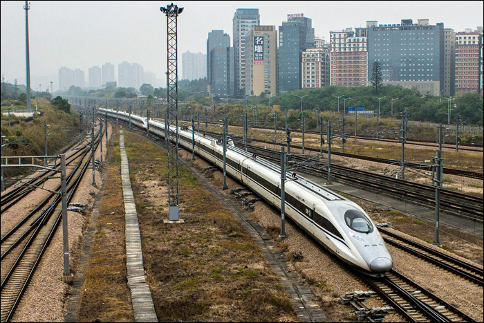 A már megint hangsúlyozandóan hazai fejlesztésű CRH380A-ból érkezik két példány Shenzhen-Északi (深圳北) pályaudvarra. E járműszéria a hongkongi MTR révén jelentheti az első „külföldi” üzemeltetőt.