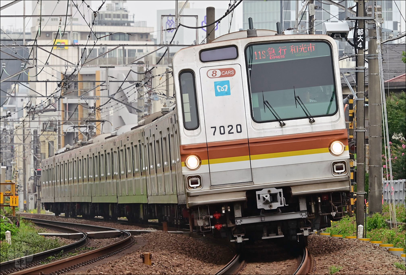 A Tokyo Metro egy 7000-es sorozatú motorvonata a Tokyu vasúttársaság Toyoko vonalán Jiyugaoka és Toritsu-daigaku megállók közt. A képen látható jármű a Tokyu és a Tokyo Metro Fukutoshin vonalát használva közvetlenül Wakoshi megállóig közlekedik.